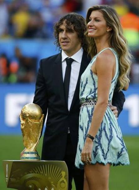 Carles Puyol riconsegna la Coppa con Gisele Bundchen. Reuters